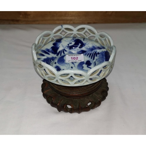 102 - A Chinese blue & white porcelain bowl decorated with bats, pierced latticework border, carved hardwo... 