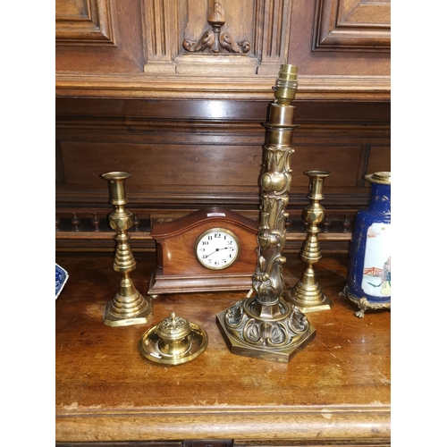 465 - An Edwardian mahogany cased mantel clock; an ornate brass table lamp; a pair of Victorian brass cand... 