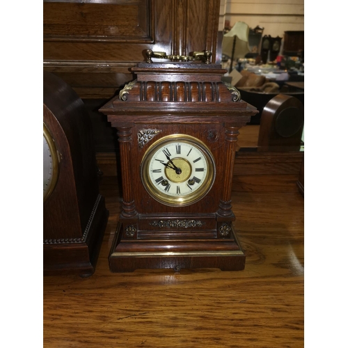 492 - An oak cased mantel clock with brass mounts