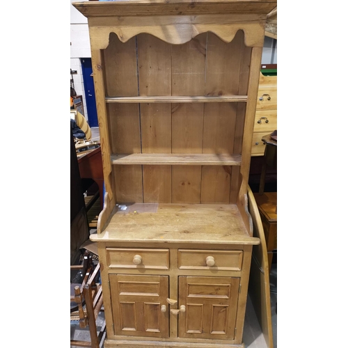 539a - A pine Welsh dresser in the Victorian style with 2 height delft rack, 2 drawers and double cupboard