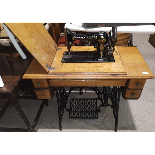 577 - A Singer treadle sewing machine in cast iron and oak