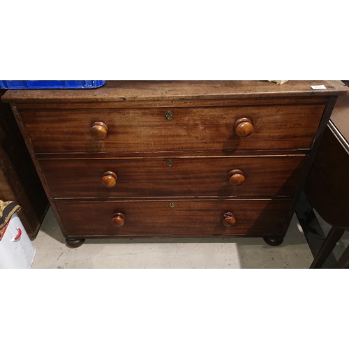615 - A Victorian chest of 3 long drawers with turned handles, on bun feet, 106 cm x 53 cm x 88 cm