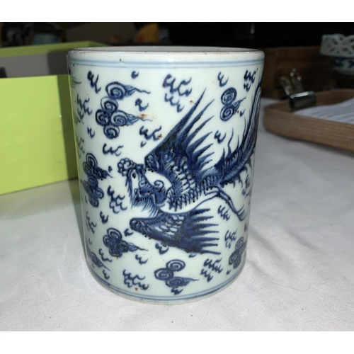 123b - A Chinese blue and white ceramic brush pot, ht 12cm x diam 10cm