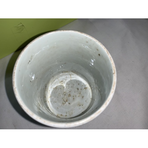 123b - A Chinese blue and white ceramic brush pot, ht 12cm x diam 10cm