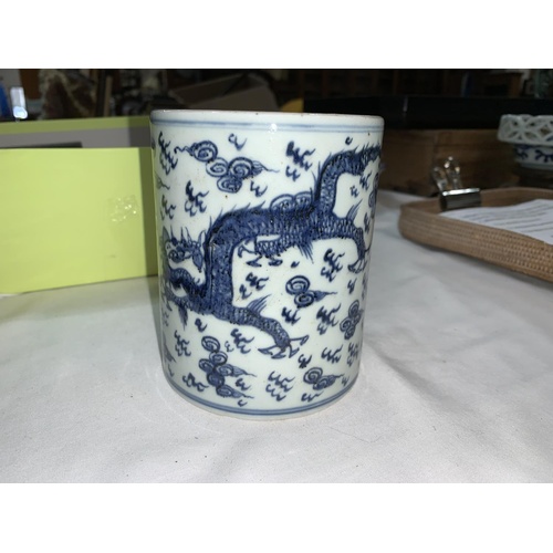 123b - A Chinese blue and white ceramic brush pot, ht 12cm x diam 10cm