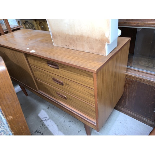 600 - A mid century Schreiber teak effect sideboard with 3 drawers and single sliding cupboard door, 123 c... 