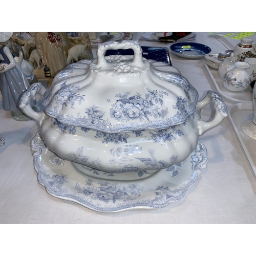 107 - A large 19th century blue transfer decorated covered tureen by Wedgwood & Co, Asiatic Pheasant patte... 