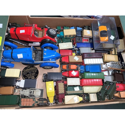 812 - A collection of diecast cars, various 78 rpm records