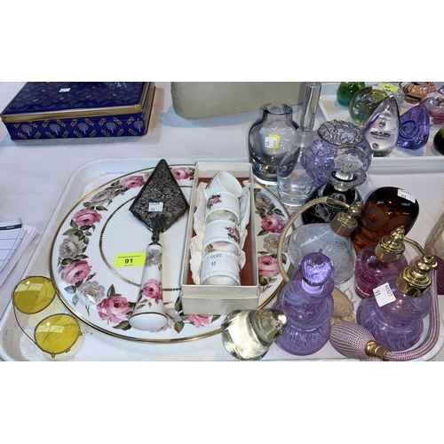 91 - Royal Worcester Royal Garden serving plate and matching cake slice; 4 Coalport napkin rings (boxed);... 