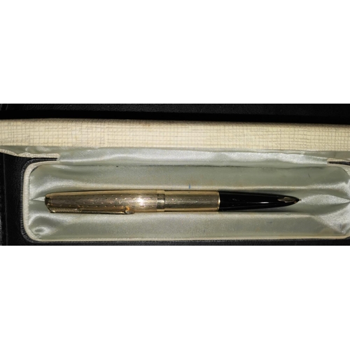 284 - A 9ct gold Parker 61 fountain pen stamped 375 9ct