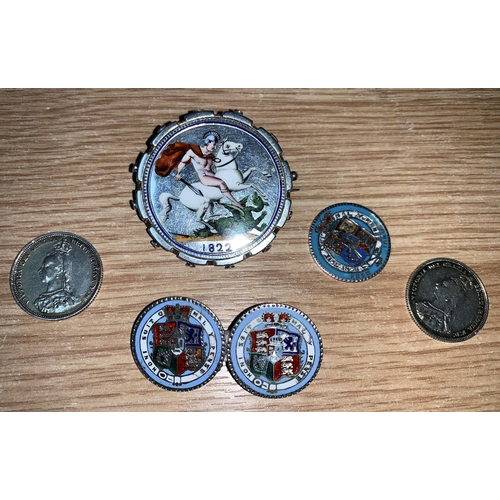 454 - A George IV crown, enamelled and in a brooch setting, 1822; a pair of 1817 shillings similar; 2 QV 1... 