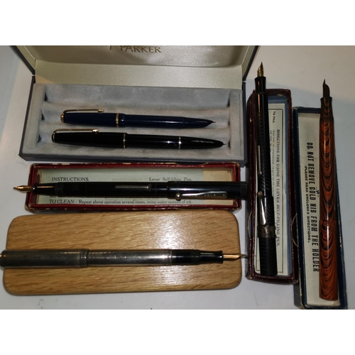 300 - 3 boxed fountain pens including Watermans, The Scout, Spiral, 2 Parkers in box & unnamed silver pen ... 