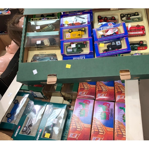 817 - A large selection of late 20th century boxed diecast vehicles including 