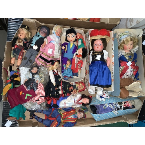 842 - A selection of vintage costume dolls