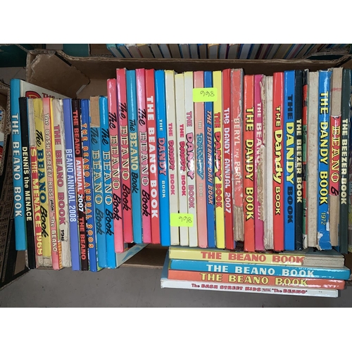 866 - A large selection of vintage annuals