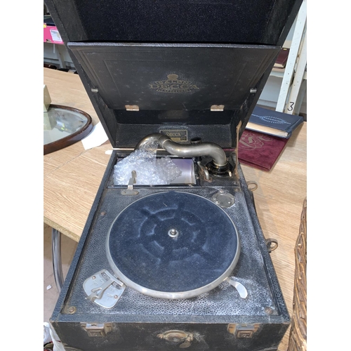 854 - A Decca 'The Salon junior' gramophone