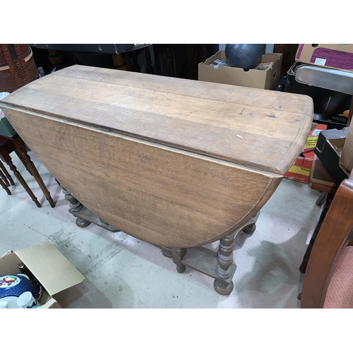 594 - A Late 19th/early 20th oak drop leaf dining table with turned legs