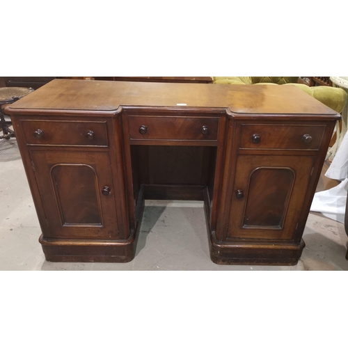 577 - A Victorian mahogany kneehole desk/dressing table with 3 drawers and 2 cupboards