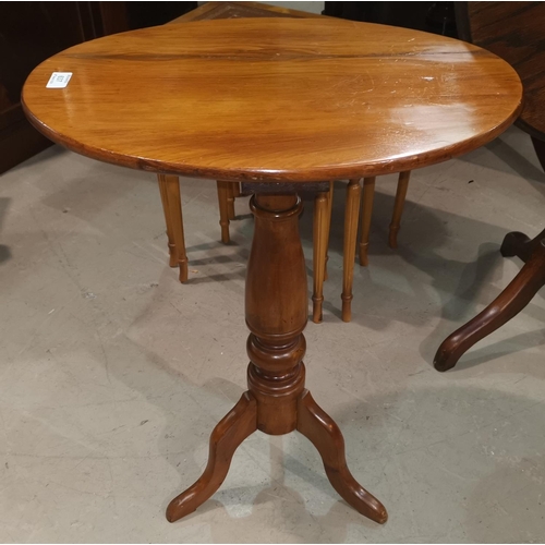 637 - A Victorian mahogany occasional table with pedestal base and oval top