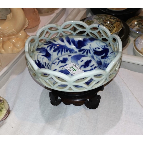 219 - A Chinese blue & white porcelain bowl decorated with bats, pierced latticework border, carved hardwo... 