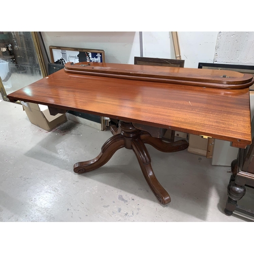 660 - A Victorian mahogany dining/side table with small detachable side leaf on four foot pedestal base