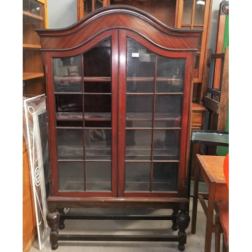 571 - An early 20th century mahogany display cabinet with 2 doors and dome top, on turned bulbous legs (3 ... 