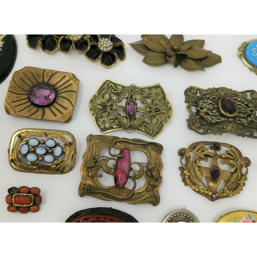 326 - A selection of 19th/20th century decorative brooches