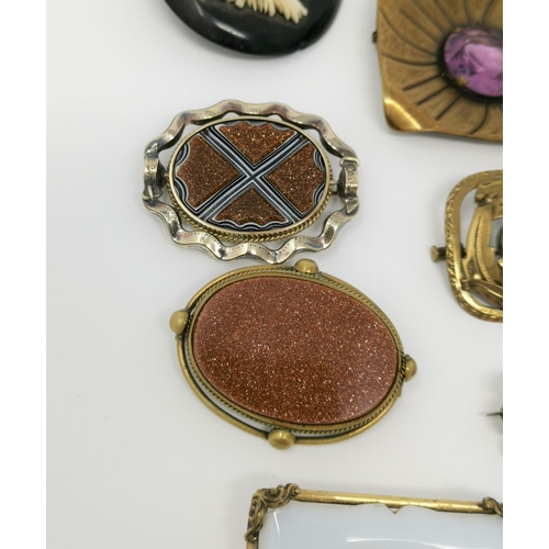 326 - A selection of 19th/20th century decorative brooches