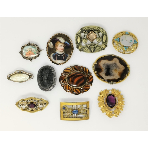 327 - A selection of 19th/20th century decorative costume brooches including amethyst, turquoise, agate et... 
