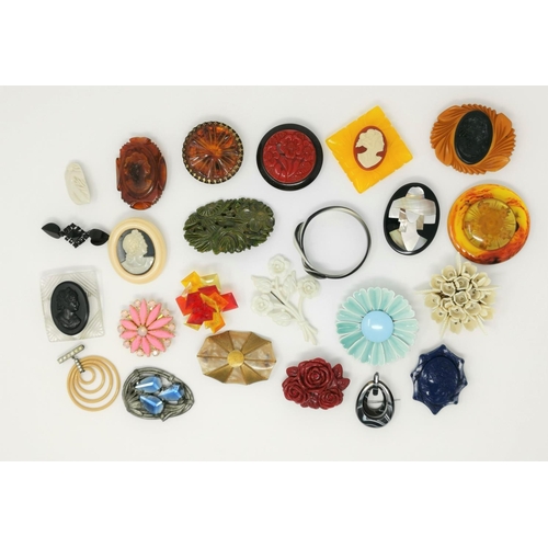 328 - A selection of early / mid 20th century plastic and composition brooches