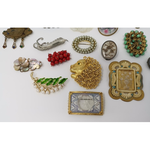 330 - A selection of early / mid 20th century filigree and other costume brooches  and jewellery
