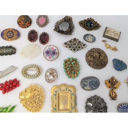 330 - A selection of early / mid 20th century filigree and other costume brooches  and jewellery