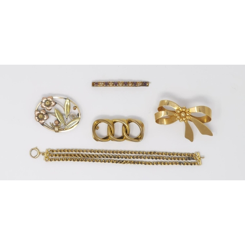 347 - An Art Deco gilt metal brooch; 3 other broches; a chain bracelet