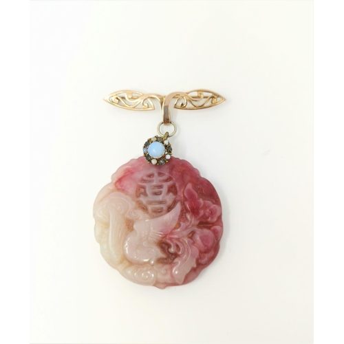 355 - A Chinese carved hardstone pendant in pink and white on yellow metal bar brooch, stamped '9 ct'