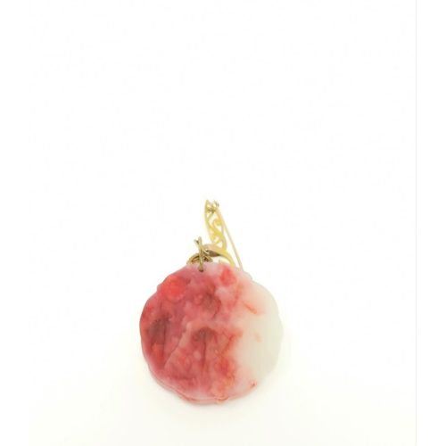 355 - A Chinese carved hardstone pendant in pink and white on yellow metal bar brooch, stamped '9 ct'
