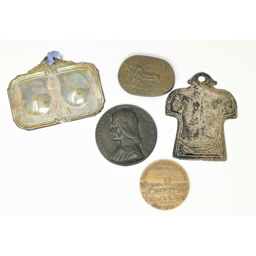 443 - A bronze medal depicting Laurentius Medici, 8.5 cm;. 4 other items