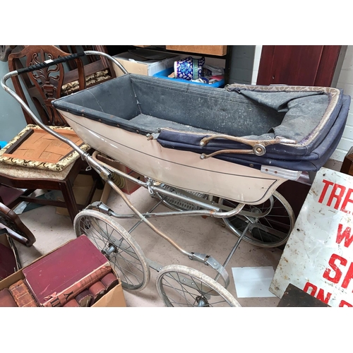 61 - A 1950's / 60's coach built pram (a.f. collectors' item / prop use only)