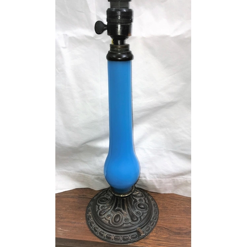 463 - A table lamp in moulded brass and blue glass