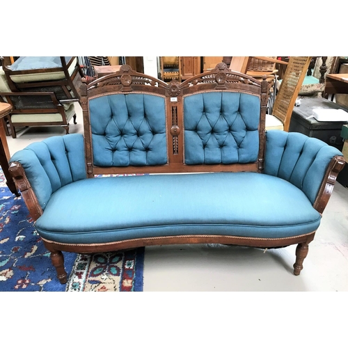 572 - A late Victorian 2 seater settee with carved walnut kidney shaped frame on turned legs, deeply butto... 