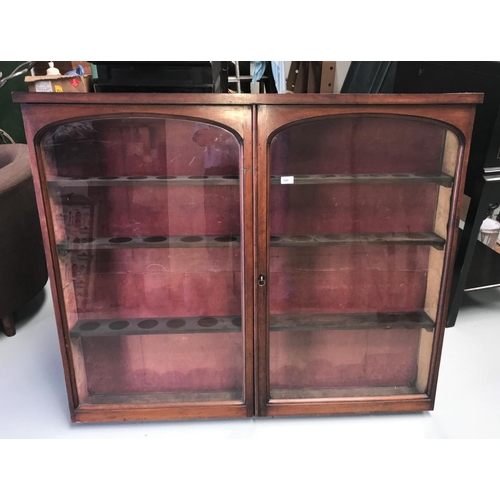 590 - A Victorian mahogany wall display unit enclosed by 2 arched glazed doors, width 132 cm, height 110 c... 