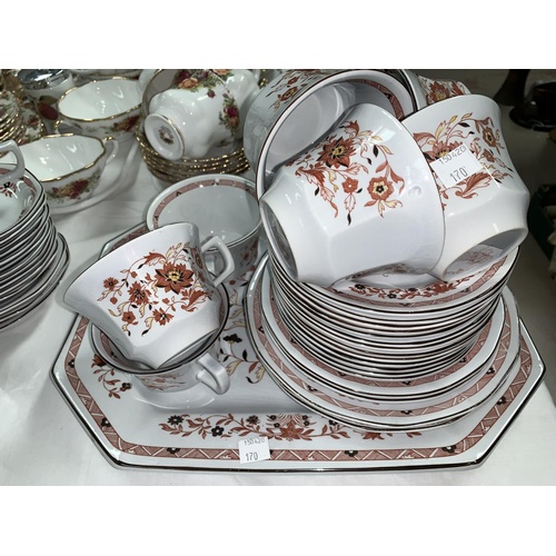 170a - A Wedgwood Kashmir dinner and tea service of approx 50 pieces