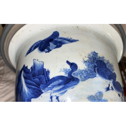 314 - A Chinese blue and white jardiniere with flared rim, decorated with birds, diameter 26.5cm