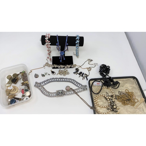381 - A large selection of costume jewellery necklaces and pendants; a diamanté 'belt' choker