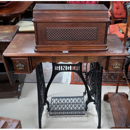 648 - An early 20th century Singer cast iron treadle sewing machine with mahogany cover and top