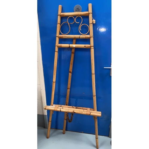 652 - A bamboo picture easel