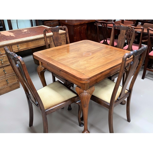 662a - A 1920's mahogany draw leaf dining table on cabriole legs; a set of 4 similar Queen Anne style dinin... 