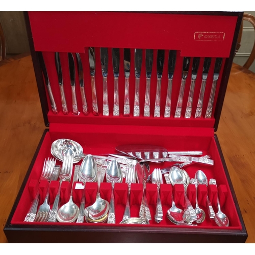 405 - A canteen of silver plated cutlery in mahogany box