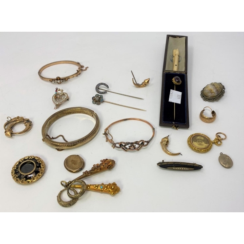 408 - A selection of Victorian and later gilt costume jewellery etc