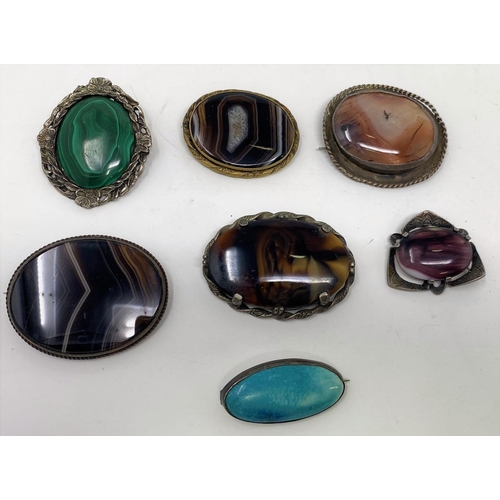 422 - A selection of various polished hardstone brooches