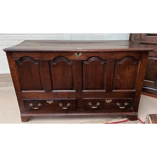 588 - An 18th century country made oak mule chest with hinged top, 4 arched fielded panels to the front an... 